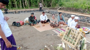 Babinsa Tusan Hadiri Upacara Keagamaan Ngerapuh Dan Ngeruak Di Lahan KDKMP