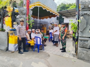 Babinsa Pemaron Hadiri Upacara Memangguh dan Melaspas, Perkuat Sinergi dan Pelestarian Adat Desa