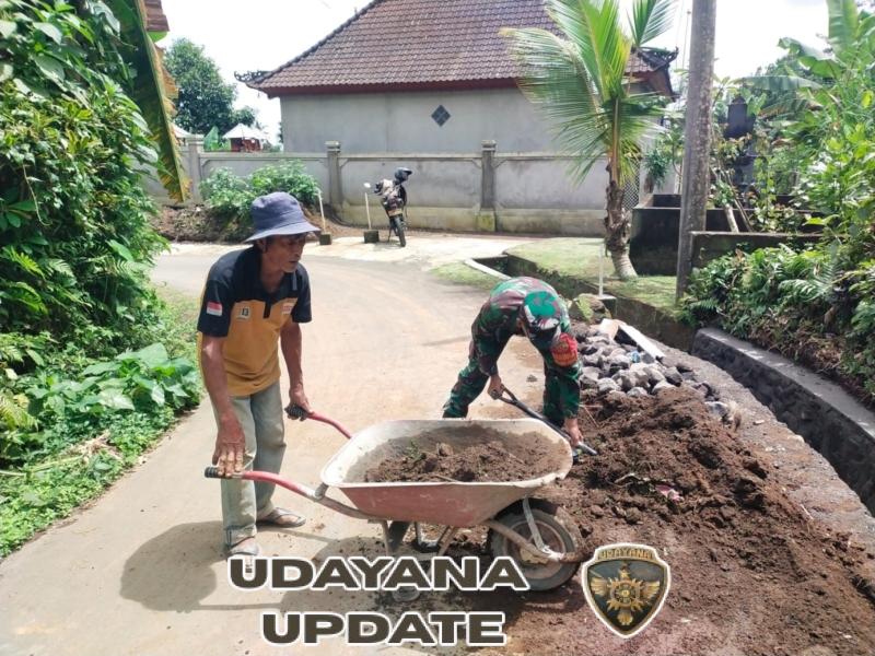 Babinsa Kayubihi Aktif Dukung Program Desa, Gotong Royong Bangun Drainase
