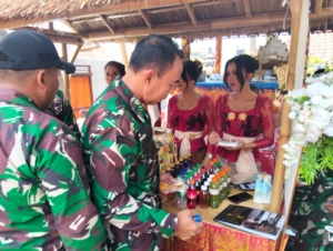 Danramil Nusa Penida Pimpin Anggota Hadiri Pernikahan Bripda Gede Agus Sudiatmaja Putra Di Banjar Gelagah