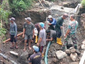 Babinsa Desa Menyali Bersama Kelian Subak dan Warga Gotong Royong Perbaiki Induk Irigasi Subak Babakan
