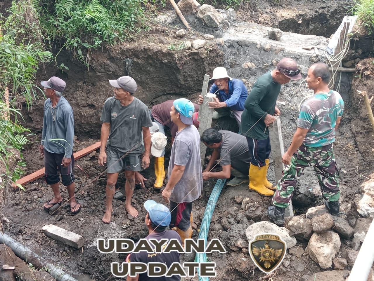 Babinsa Desa Menyali Bersama Kelian Subak dan Warga Gotong Royong Perbaiki Induk Irigasi Subak Babakan