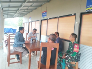 Babinsa Desa Kalisada Laksanakan Komsos, Pererat Silaturahmi dan Tingkatkan Kepedulian Lingkungan Warga