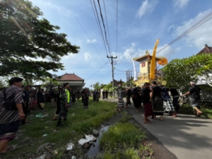 Babinsa Desa Budeng Kawal Kelancaran Prosesi Ngaben Warga Banjar Delod Pangkung