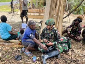 Satgas Yonif 743/PSY Mengetuk Pintu Rumah Masyarakat Tinolok dengan Harapan Sehat