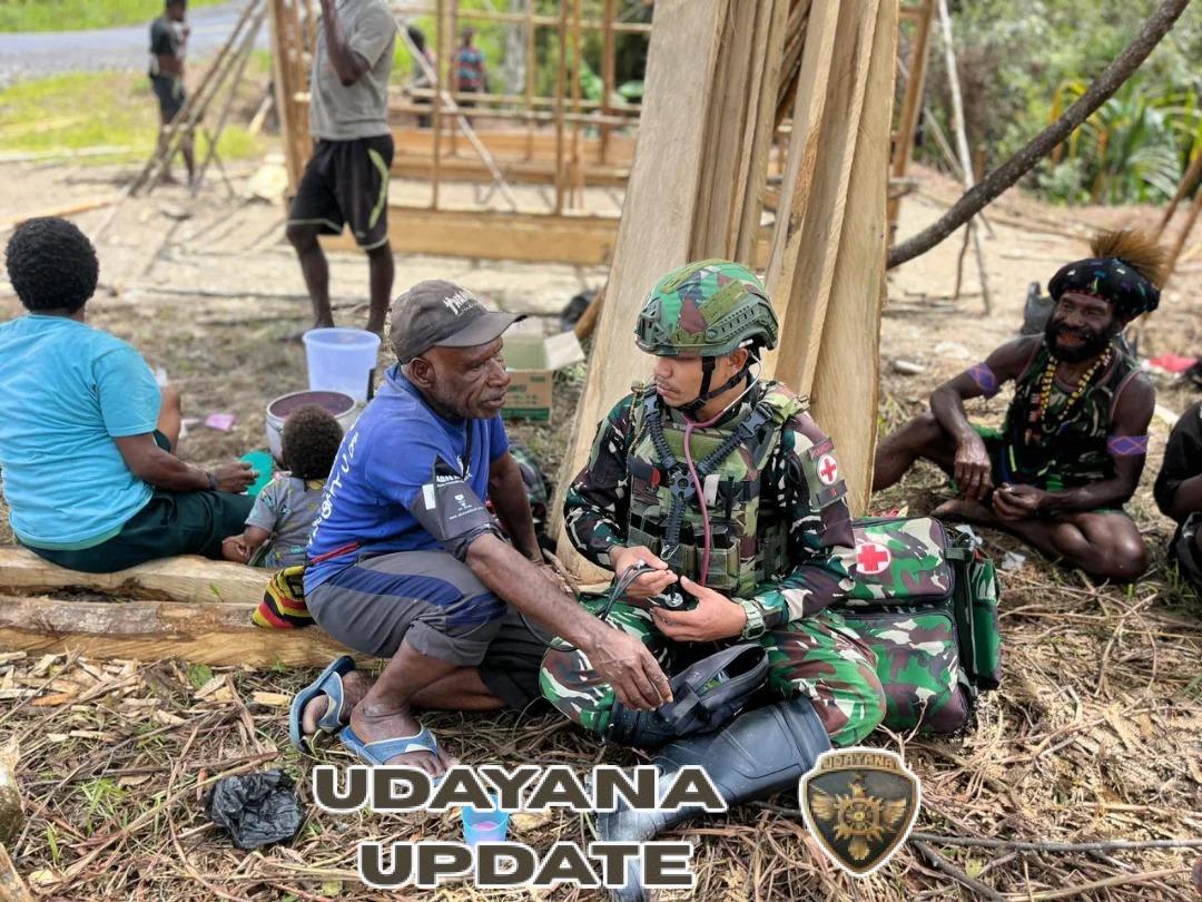 Satgas Yonif 743/PSY Mengetuk Pintu Rumah Masyarakat Tinolok dengan Harapan Sehat