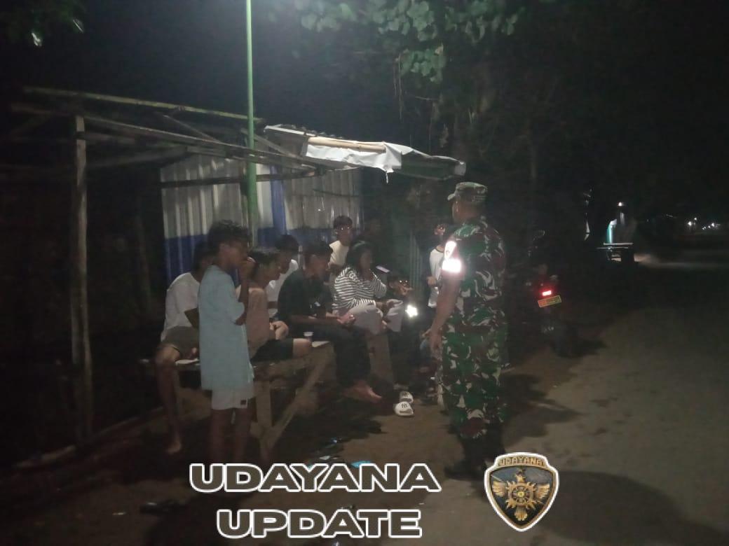 Babinsa Koramil 1608-04 Woha Laksanakan Patroli Malam dan Imbau Warga Jaga Keamanan Saat Musim Hujan