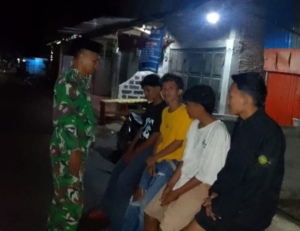 Patroli Kongkow-Kongkow Babinsa Monta Tingkatkan Kewaspadaan Musim Hujan