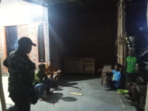 Babinsa Soriutu Gelar Patroli dan Silaturahmi Warga di Dusun Madalandi