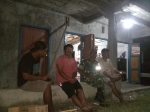 Babinsa Kadindi Barat Ajak Warga Tingkatkan Kewaspadaan Lewat Ronda Malam