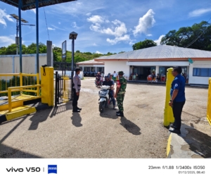 Pengamanan Ketat Babinsa Sertu Apriadi Lonowata di Pelabuhan ASDP Pantai Baru