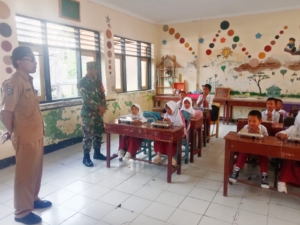 Babinsa Koramil 1628-03/Seteluk Dampingi Penyaluran Program Makan Sehat Bergizi di SDN 1 Air Suning