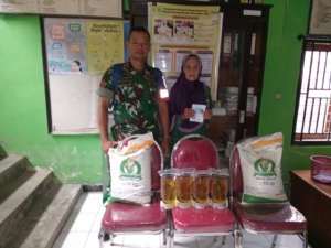 Babinsa Sampir Dampingi Penyaluran Bantuan Pangan Bulog untuk 316 KK di Taliwang