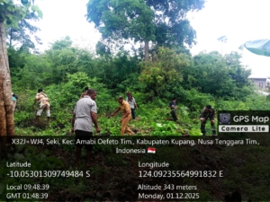 Babinsa Camplong Ajak Warga Bersihkan Lahan Pembangunan KDKMP