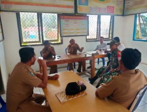 Babinsa Koramil 1608-07/Monta Laksanakan Komsos, Ajak Warga Jaga Keamanan dan Kerukunan