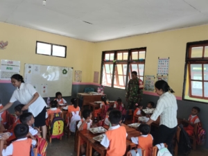 Babinsa Dampingi Pemberian Makan Bergizi kepada 3.093 Siswa di Kecamatan Pantai Baru