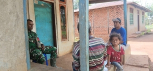 Babinsa Fuisama Gelar Komsos dan Ingatkan Warga Siaga Musim Hujan