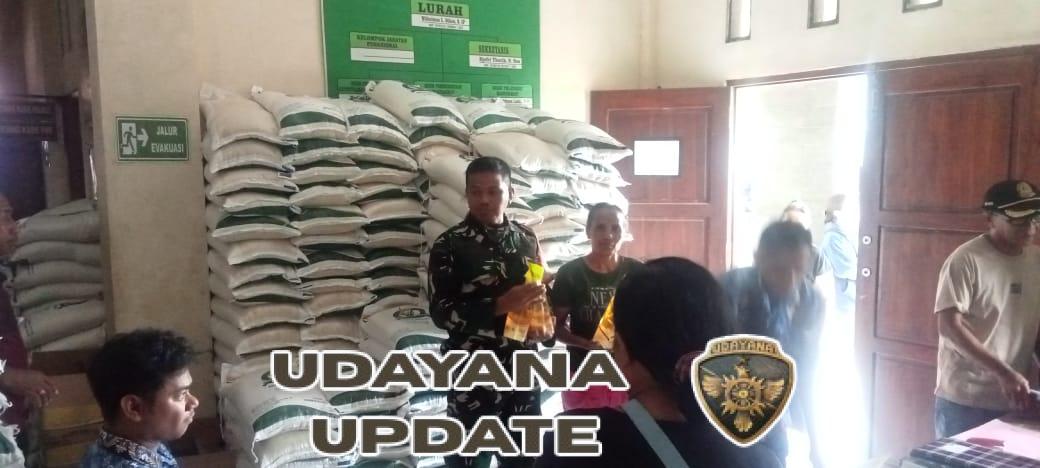 Babinsa Bakunase Awasi Pembagian Bantuan Pangan Bulog