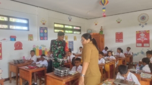 Babinsa Ba’a Kawal Pelaksanaan Program Makanan Bergizi Gratis bagi 3.065 Penerima di Rote Ndao