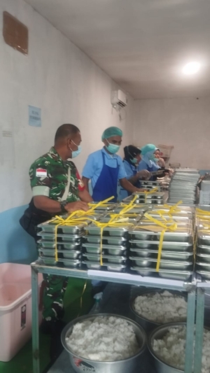 Babinsa Rote Timur Dampingi Pembagian Makanan Sehat Bergizi kepada 2.905 Siswa