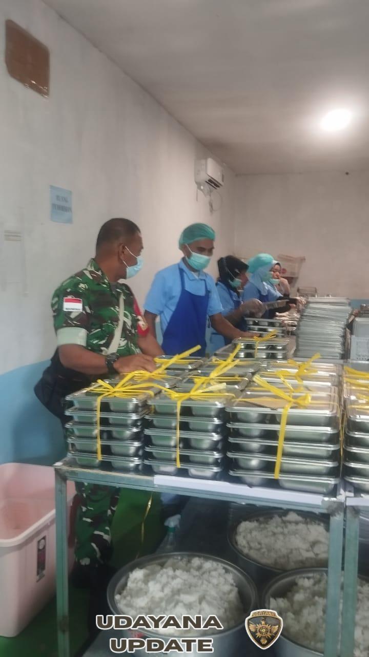 Babinsa Rote Timur Dampingi Pembagian Makanan Sehat Bergizi kepada 2.905 Siswa