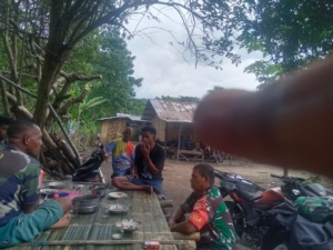 Babinsa Koramil Maurole Jaga Kamtibmas dan Pererat Hubungan dengan Warga Desa Detumbewa