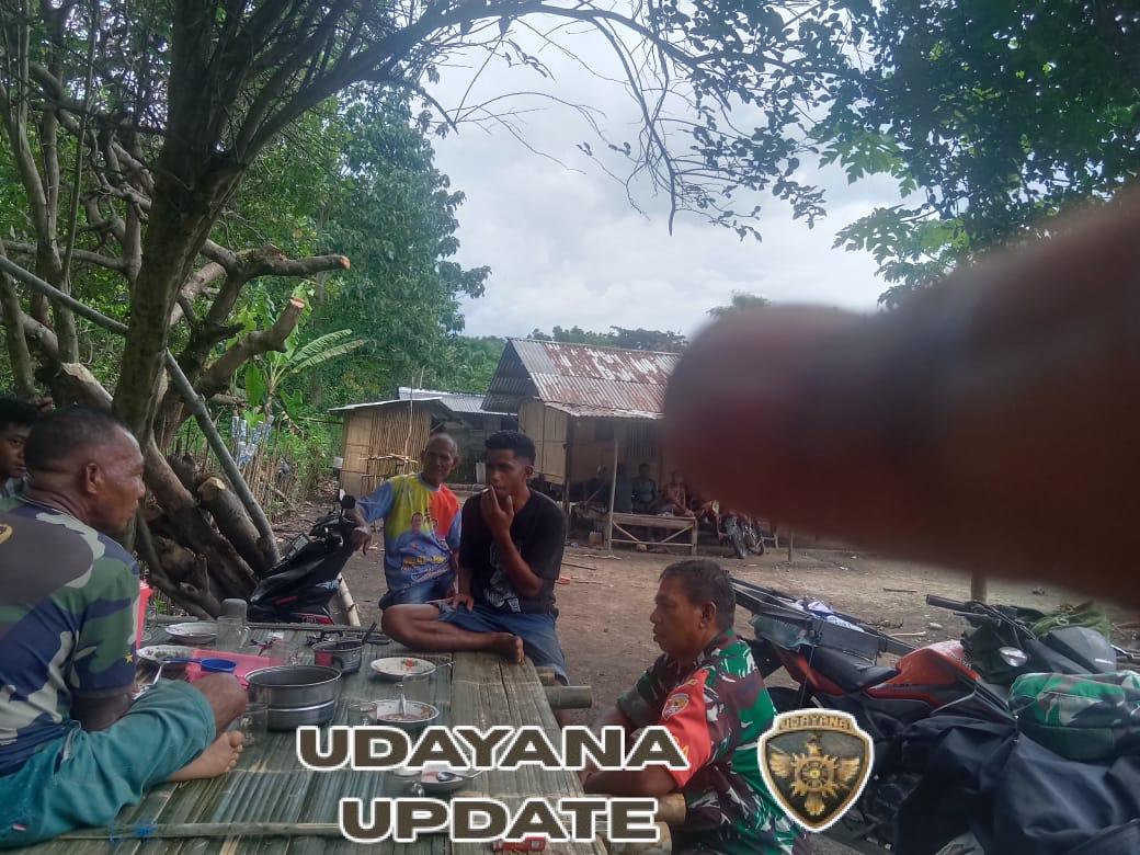 Babinsa Koramil Maurole Jaga Kamtibmas dan Pererat Hubungan dengan Warga Desa Detumbewa