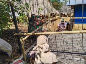 Babinsa Koramil Detusoko Bantu Warga Bangun Bak Penampung Air di Desa Rutujeja
