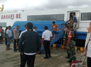 Babinsa Ba’a Pantau Kedatangan dan Keberangkatan Kapal Expres Bahari 8E di Pelabuhan Ba’a