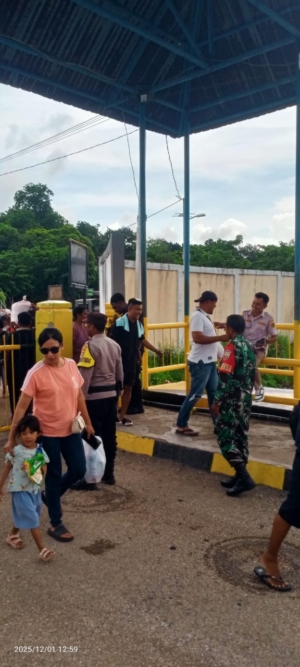 Sertu Camilo Desousa Awasi Proses Bongkar Muat KMP Kalibodri di Pantai Baru