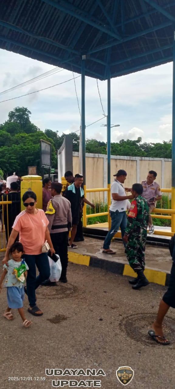 Sertu Camilo Desousa Awasi Proses Bongkar Muat KMP Kalibodri di Pantai Baru