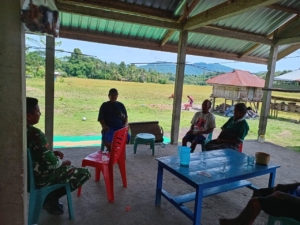 Babinsa Koramil 1602-02/Wolowaru, Pratu Haris Liga, Laksanakan Komsos dan Pamwil di Desa Detuena