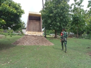 Babinsa Batutua Awasi Penerimaan Material Batu Split untuk Pembangunan KDKMP