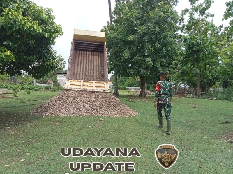 Babinsa Batutua Awasi Penerimaan Material Batu Split untuk Pembangunan KDKMP