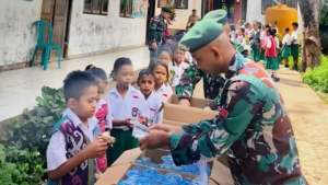 Satgas Pos Maubusa Bagikan Nasi Kuning Gratis untuk Siswa SD Inpres Beitaus