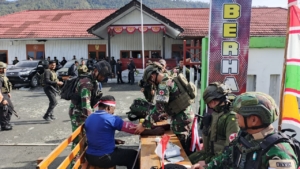 Mengarak Bendera Merah Putih Raksasa Pada Tanggal 1 Desember. Satgas Yonif 743/PSY Bersama Seluruh Apkam, Apkowil, Satgas TNI/Polri, Pemda Serta Masyarakat Kab. Pucak Jaya Kibarkan di Bukit Zaitun