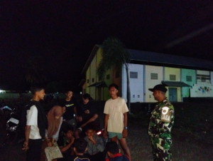Babinsa Jereweh Laksanakan Patroli Malam Jaga Stabilitas Keamanan Wilayah