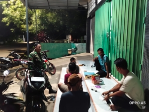 Babinsa Seteluk Gelar Patroli Malam Jaga Stabilitas Keamanan Wilayah