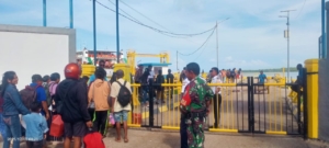 Sertu Camilo Desousa Laksanakan Pengamanan Penumpang di Pelabuhan ASDP Pantai Baru