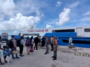 Babinsa Tenau Awasi Arus Penumpang Dan Bantu Evakuasi