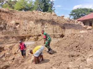 Babinsa Detusoko Bersama Warga Gelar Kerja Bakti Bangun Koperasi Merah Putih di Welamosa