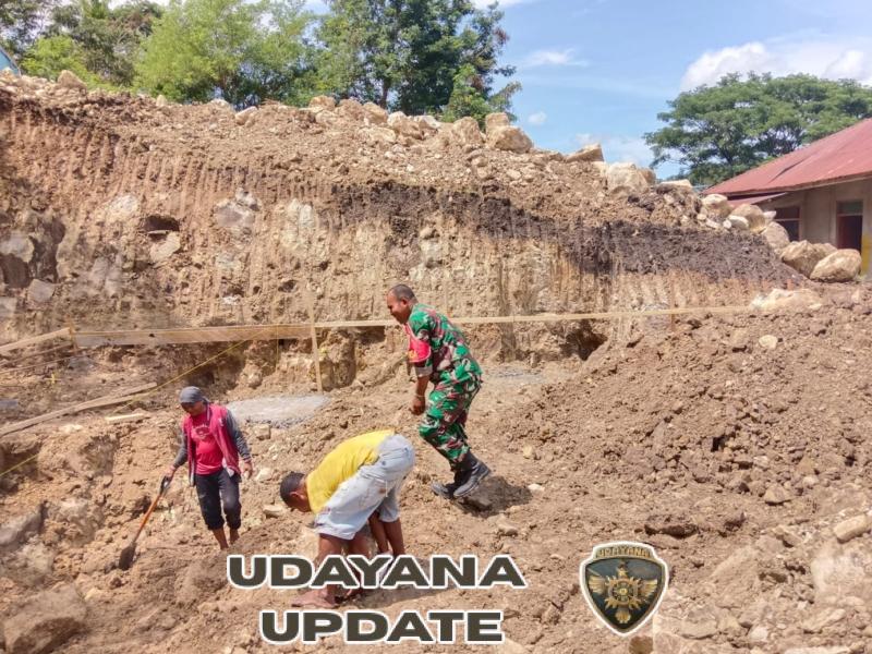 Babinsa Detusoko Bersama Warga Gelar Kerja Bakti Bangun Koperasi Merah Putih di Welamosa