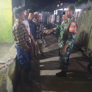 Sertu Busyran Pimpin Tim Patroli Siskamling 10 Personil di Wilayah Teritorial Woha