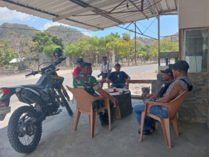 Babinsa Koramil 1602-04/Maurole Tingkatkan Komsos dan Pamwil di Desa Mausambi