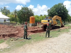 Babinsa Batutua Pantau Penggalian Pondasi KDKMP Desa Batutua Berjalan Aman dan Lancar