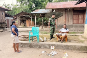 Babinsa Koramil 1602-/Maurole Perkuat Keamanan dan Hubungan dengan Warga di Desa Loboniki