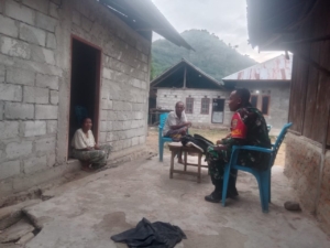 Babinsa 1602-01/Ende Tingkatkan Kamtibmas dan Komsos di Desa Kamubheka