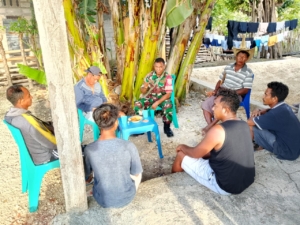 Babinsa Sertu Beny Cardoso Gelar Komsos Pererat Hubungan dengan Warga Desa Faifua