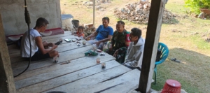 Babinsa Koramil 1630-03/MP Sertu Muhamad Zuri Habibi Gelar Komsos Perkuat Kedekatan TNI–Rakyat di Desa Bari