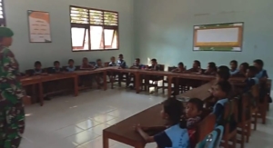 Dukung Dunia Pendidikan, Serda Sanusi Mengajar Materi Penjumlahan untuk Siswa Kelas 4 SDN Malawatar